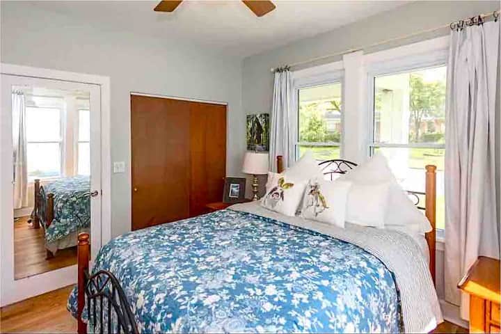 Огледало в цял ръст на задната страна на вратата.  Голям гардероб с закачалки и допълнителни чаршафи и възглавници. Вентилатор на тавана.   Затъмняващи завеси.  2 крайни маси с чекмеджета за вашите вещи.  