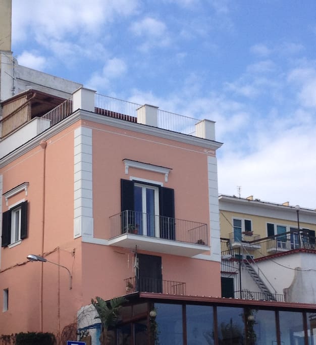 Veduta esterna frontale (la terrazza superiore non fa parte dell'alloggio)