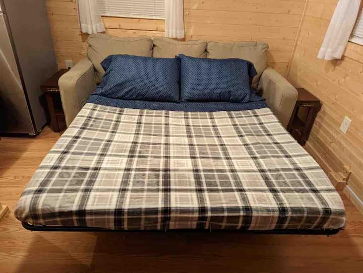 Rilassati nel soggiorno con un divano letto matrimoniale estraibile e una poltrona reclinabile/a dondolo. Goditi l'intrattenimento sulla smart TV Roku con DirecTV, via cavo locale, app di streaming gratuite e accesso ai tuoi canali preferiti.