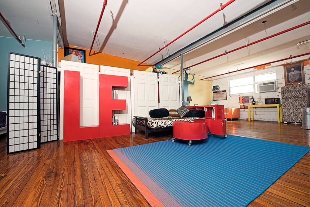 1500 sq ft. of open hardwood floors, 13ft ceilings with exposed pipes.