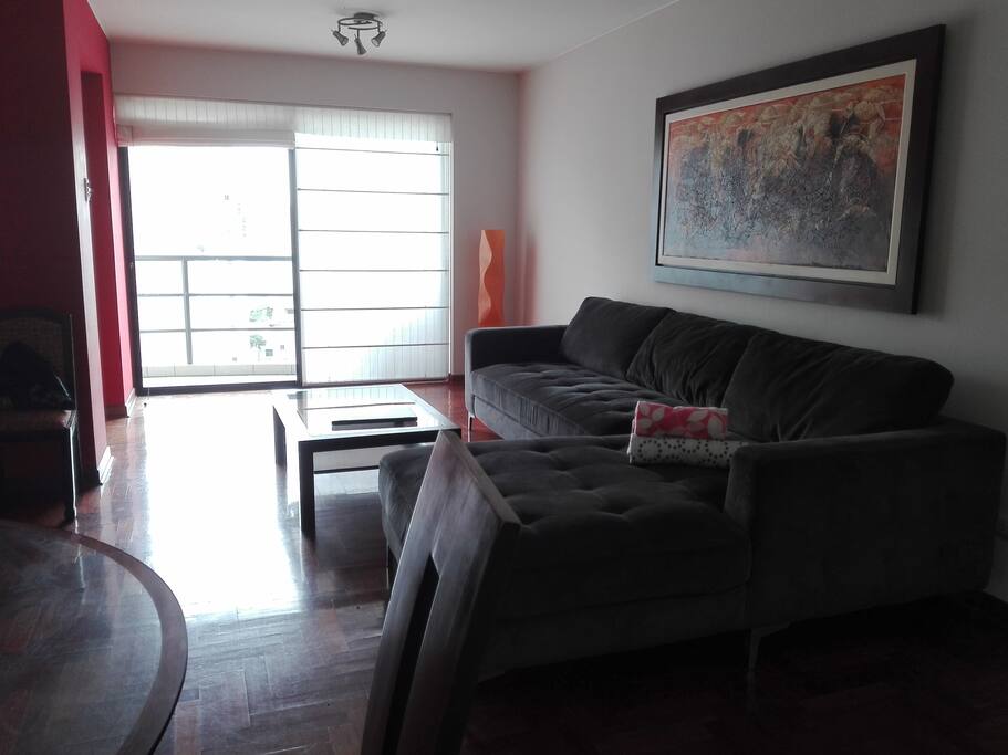 Sala y balcón