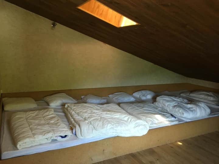 Спална соба 4 - повеќекреветна соба на горниот кат (особено совршена за деца!) со можност за 4 кревета.