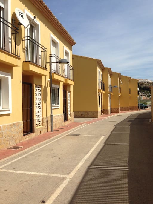 La fachada y aparcamento