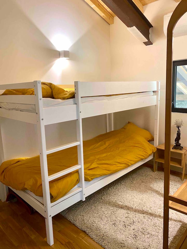 Deux lits superposés 