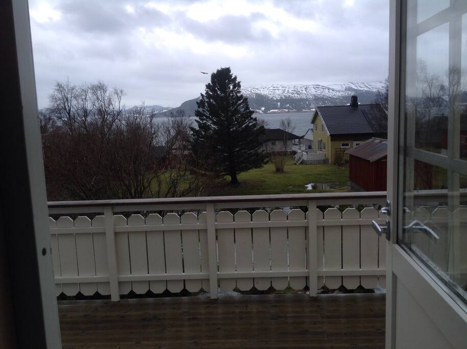Stor terrasse med flott utsikt.