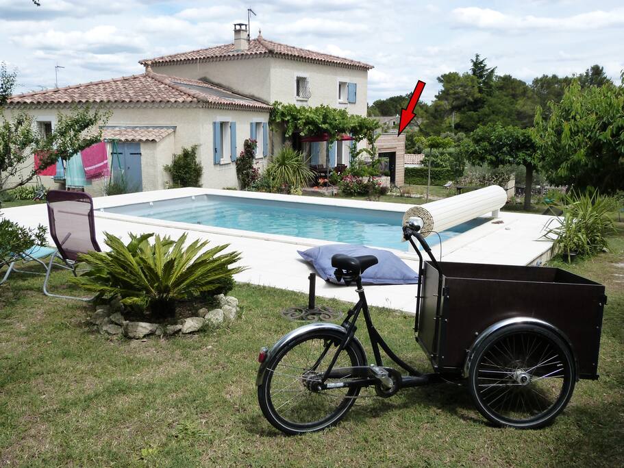 Habitat accolé à la maison principale et accès à la piscine