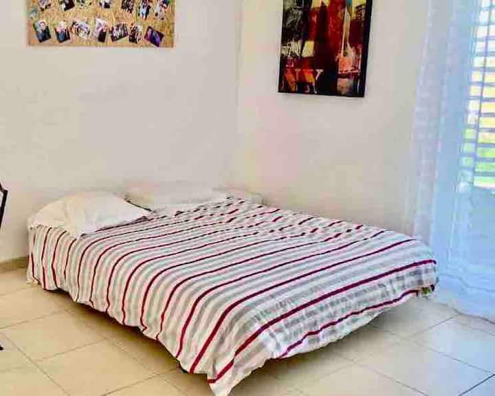 140 krevat dopio,çarçafë ,jastëkë , komodinë