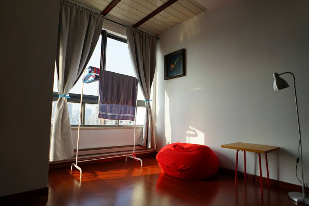 comfortable sofa, baseboard heating and warm sunshine in the winter
舒适的懒人沙发,电取暖器及窗外的阳光