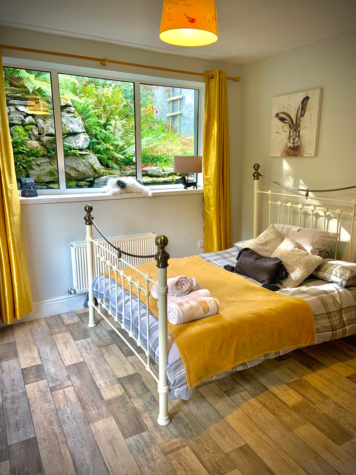 Chumba cha kulala King ukubwa kitanda. Furahia mwonekano wa Bustani ya Crag kutoka kwenye kitanda chako ukiwa na godoro la povu la kumbukumbu.