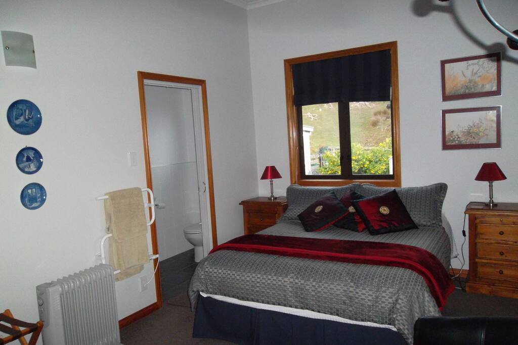 The Blue Room. Queen bed with en-suite bathroom and private access.