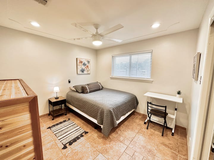 SREDNJA SPAVAĆA SOBA/ BRAČNI KREVET/ ORMAR S 2 OGLEDALA ZA CIJELO TIJELO/ BRAČNI KREVET INCASED 