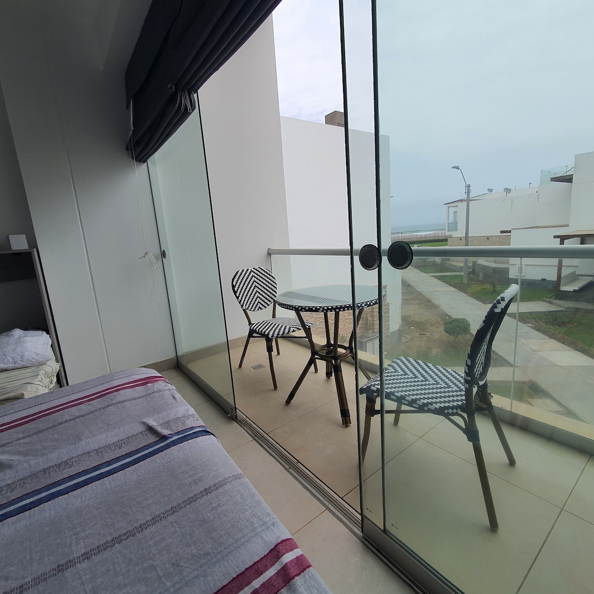 Поглед кон плажа од главната спална соба