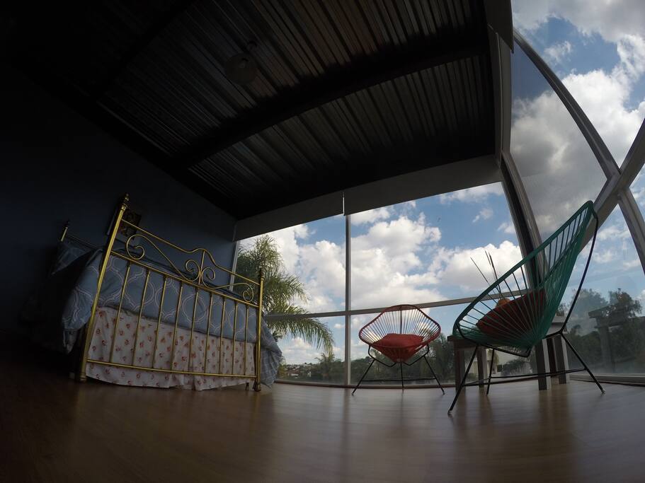 Cuarto con vista al jardín.
