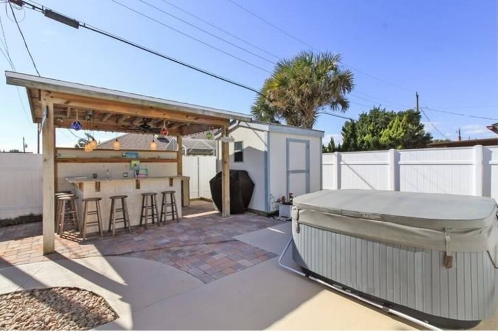 Outdoor Tiki Bar and Jacuzzi Tub