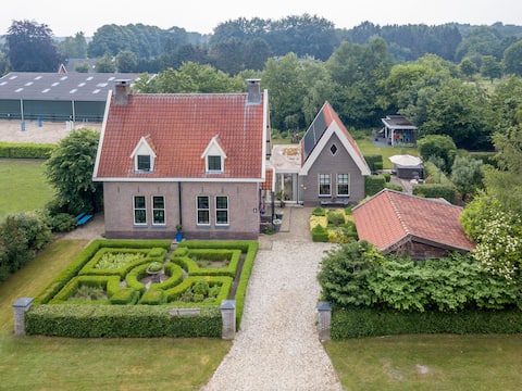 Perron1 (full cottage with air conditioning/private entrance)