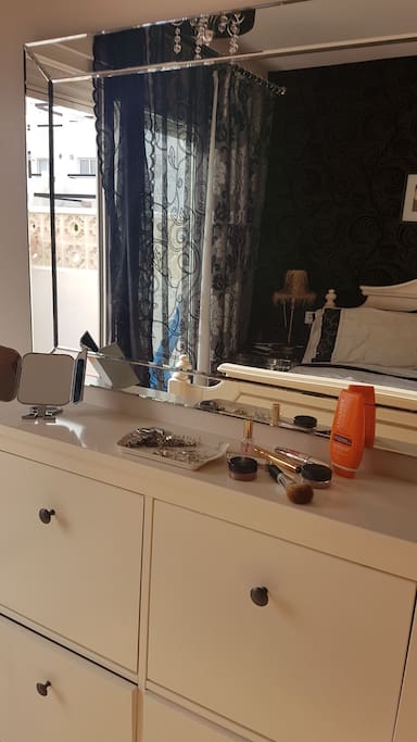 'Dressing area' in Bedroom 1