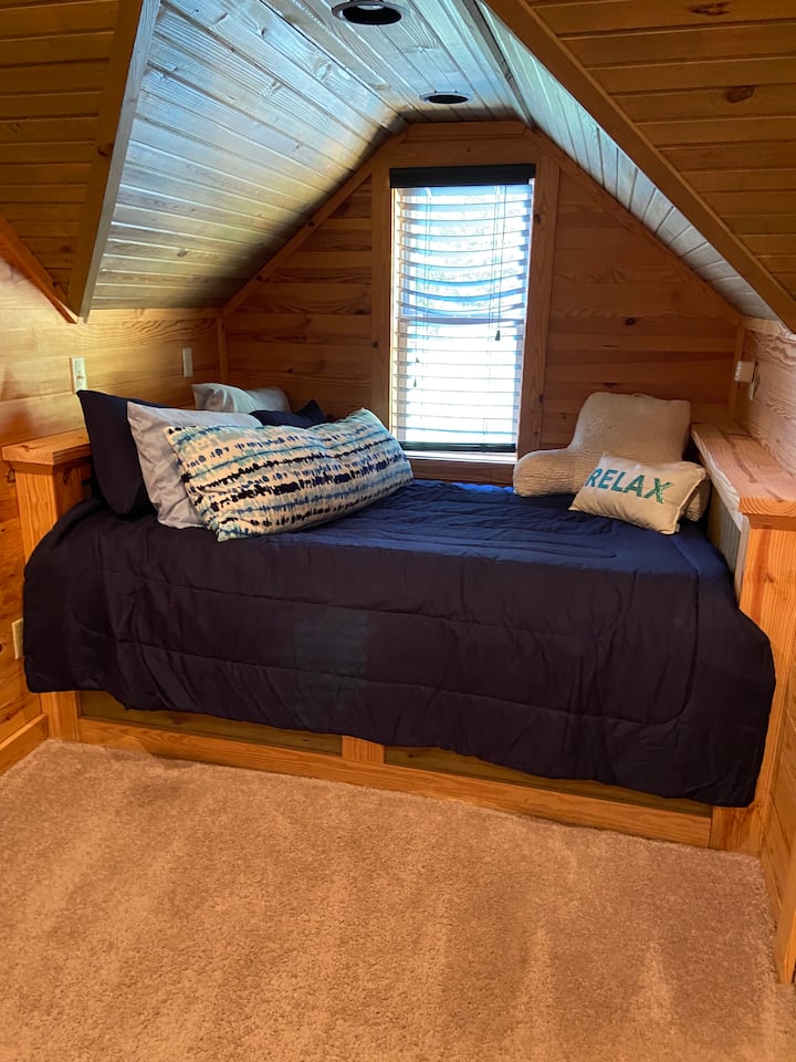 Krevat dopio "queen" në dhomën e gjumit lart.  Të dy krevatet janë në të njëjtën dhomë