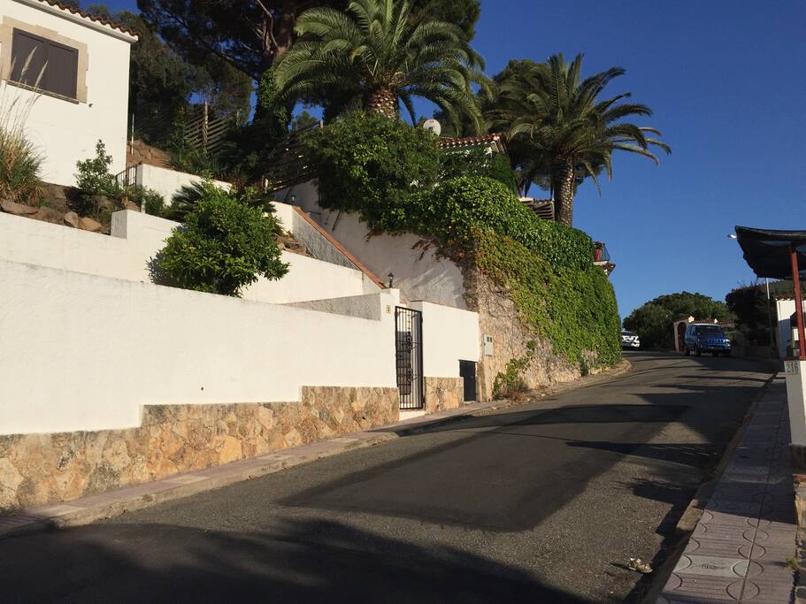 Rue de la maison où l'on peut se garer le long