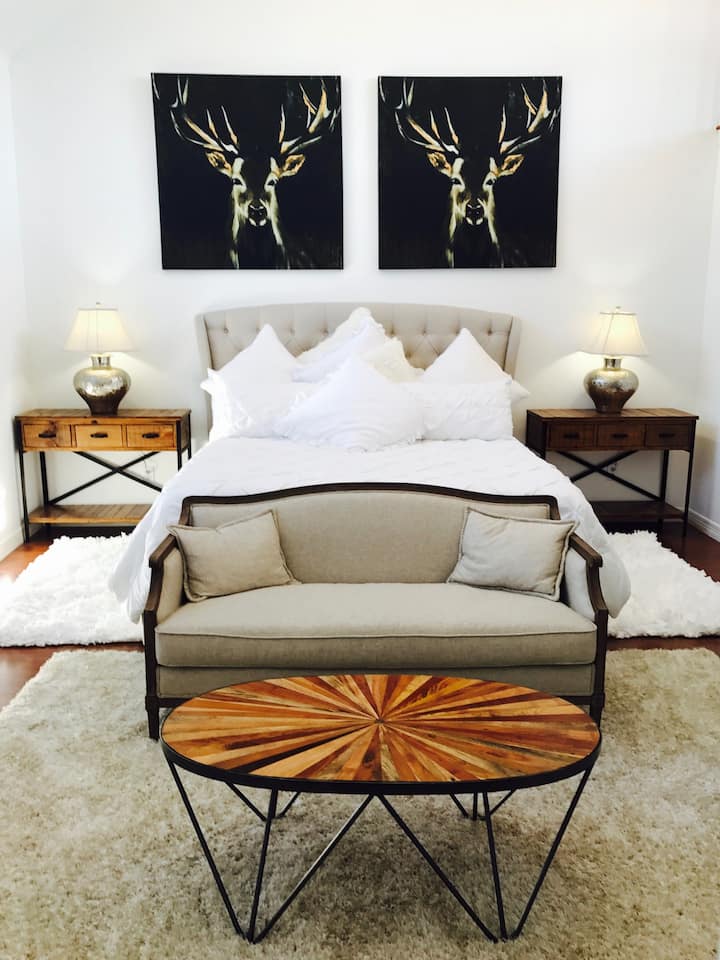 Camera da letto padronale con biancheria da letto da spa, TV e biancheria di alta qualità.