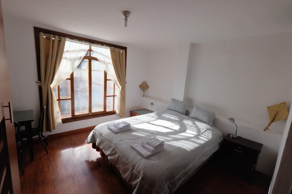 Bedroom 1 with queen size bed / Dormitorio 1