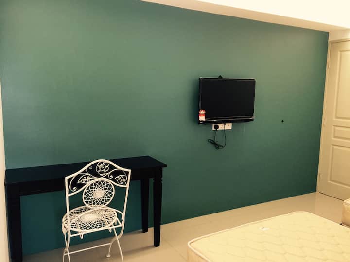 ห้องพักสะดวกสบายพร้อมทีวีโต๊ะคอนโซลเก้าอี้ที่นอนคิงโคลระดับ 4 ดาวสำหรับ 2 คน