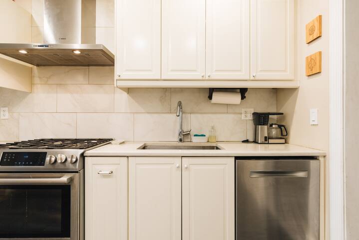 Comfortable Stay in Historic, Spacious Brownstone gallery image 4