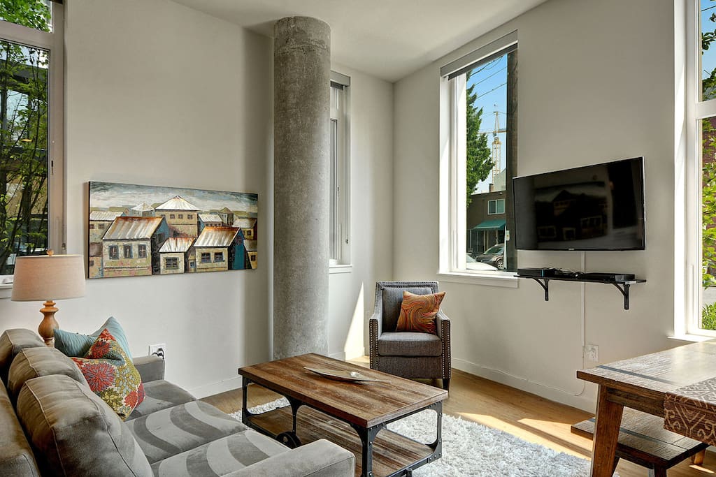 Living space with wall-mounted flatscreen