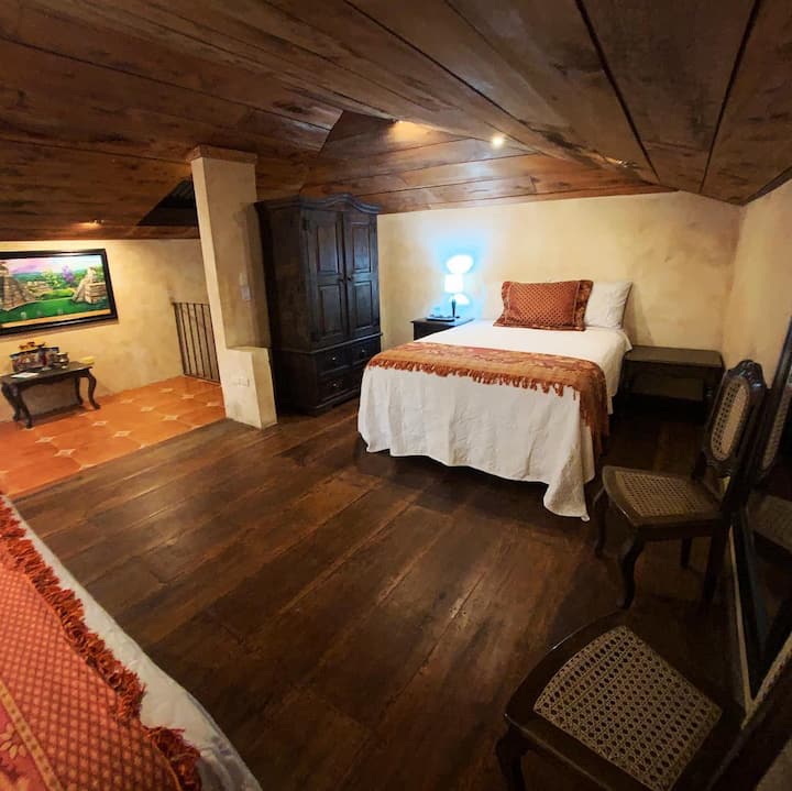 Lofti Mayan me dy krevate të plotë.