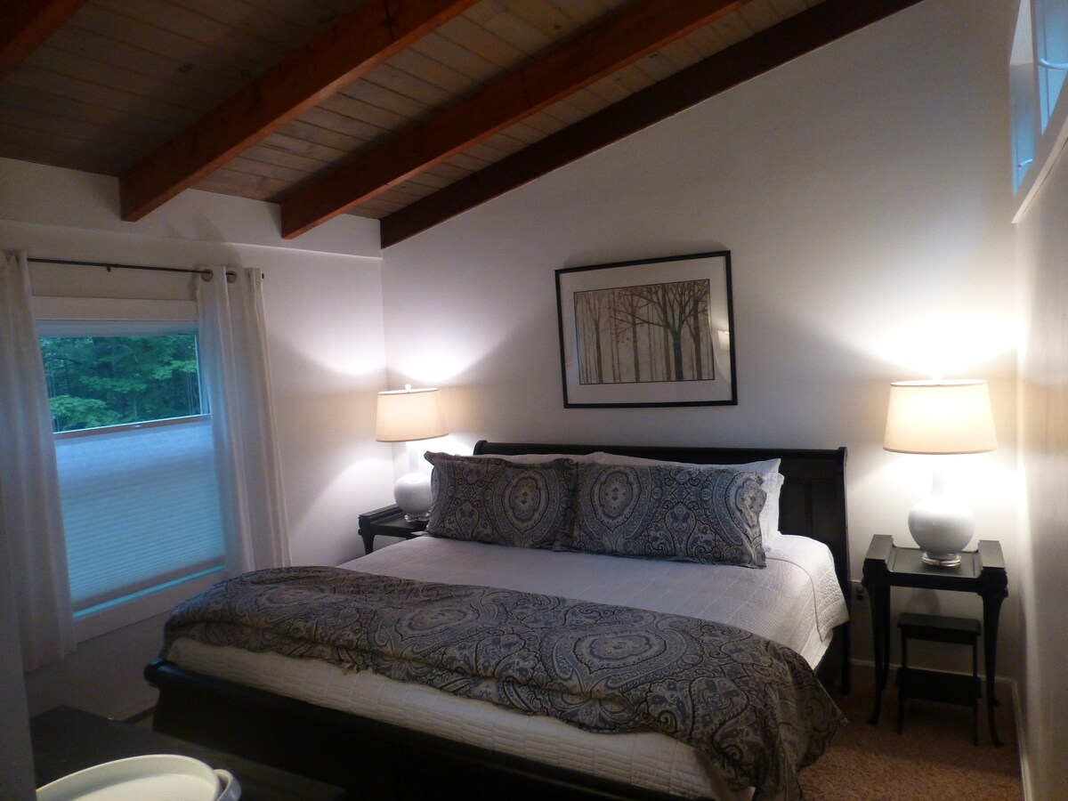 Glavna spavaća soba.  Bračni krevet (širine 180 - 200 cm).  Kupaonica spojena sa sobom.
