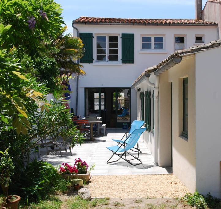 Maison vue du jardin