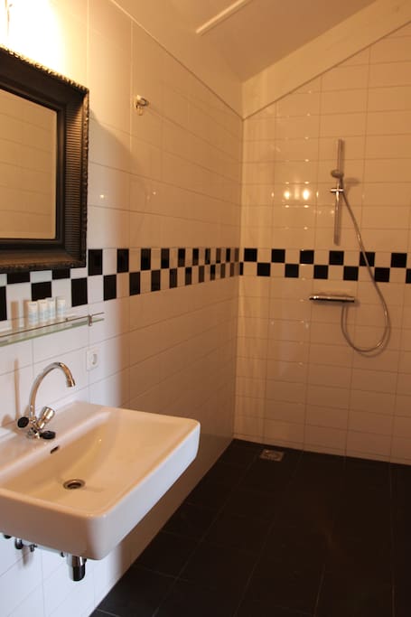 Eigen douche en toilet