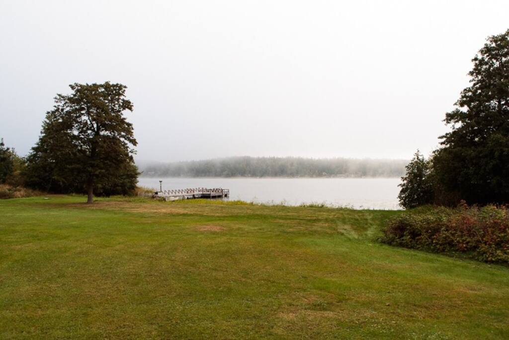 Gräsmatta från huset ner till bryggan