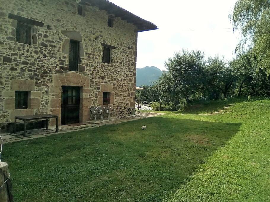 Fachada oeste y jardín de los huéspedes