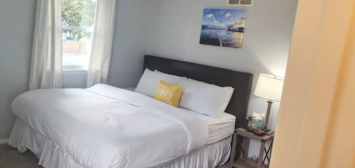 Dormitorio principal. La cama king tiene capacidad para dos personas.