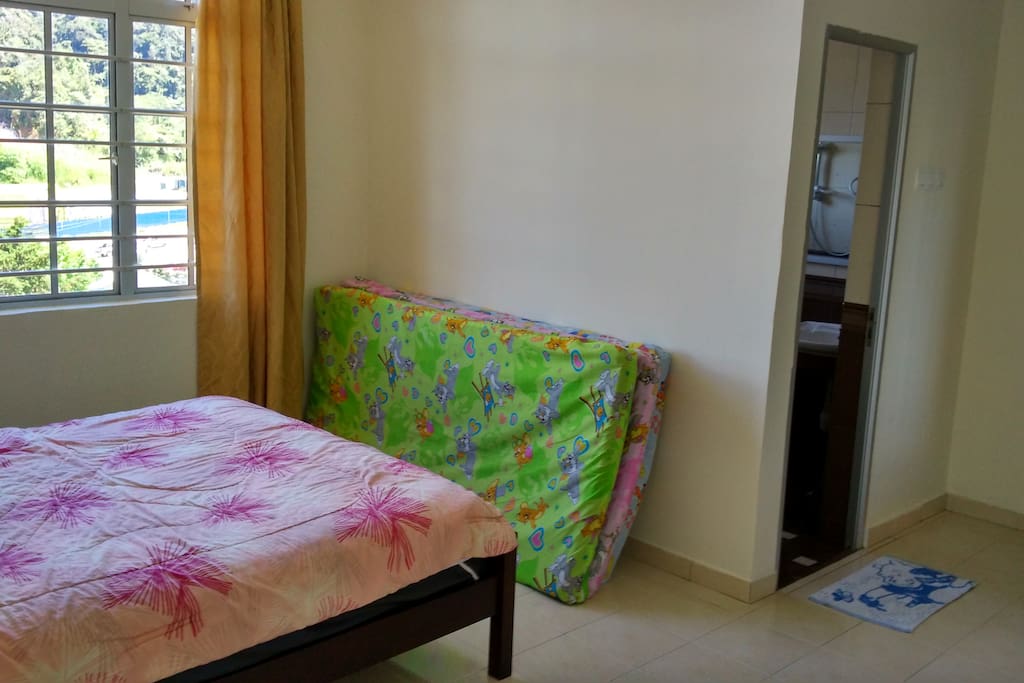 Room with 1 queen bed and 3 single mattress