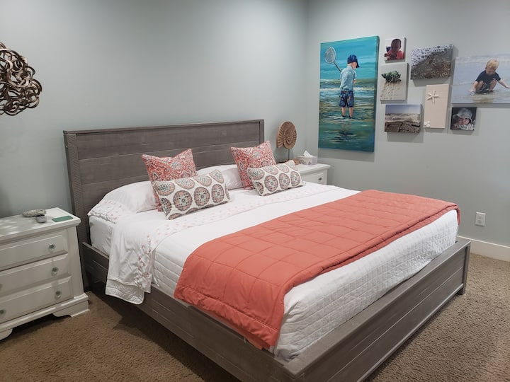 Glavna spavaća soba s bračnim krevetom i kupaonicom.