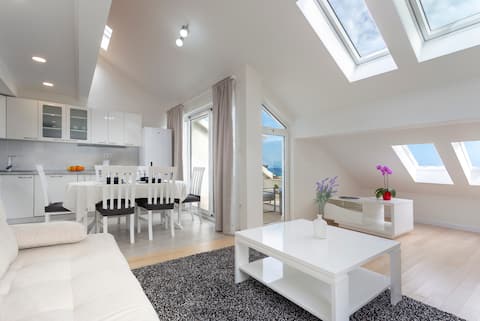 Top Airbnb: Romantic apartment for two right by the sea in Hvar