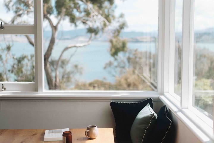 Moody Maeve: 3 Bed Waterfront Near Airport & City