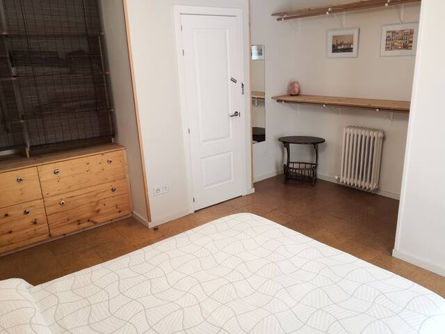 Habitación amplia en apartamento bien situado