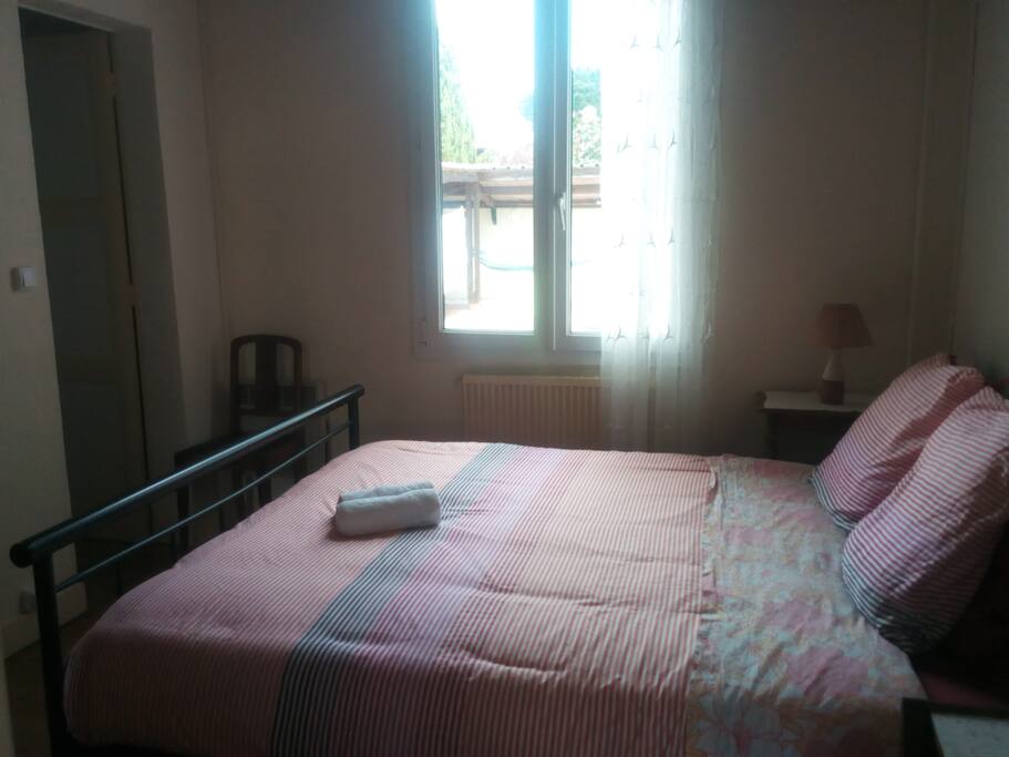 chambre avec vue sur la cour arrière