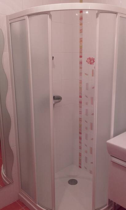 Zoom sur la douche de la vaste
salle d'eau