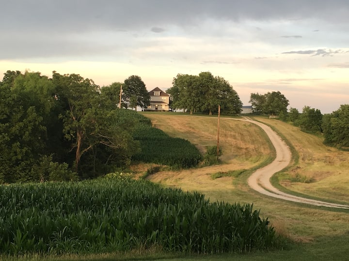 Farmhouse by Weston, St. Joe, Atchison w/ King Bed