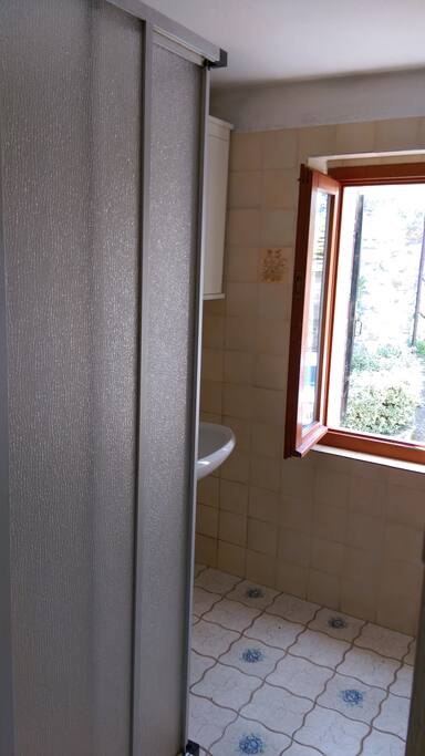 bagno con box doccia