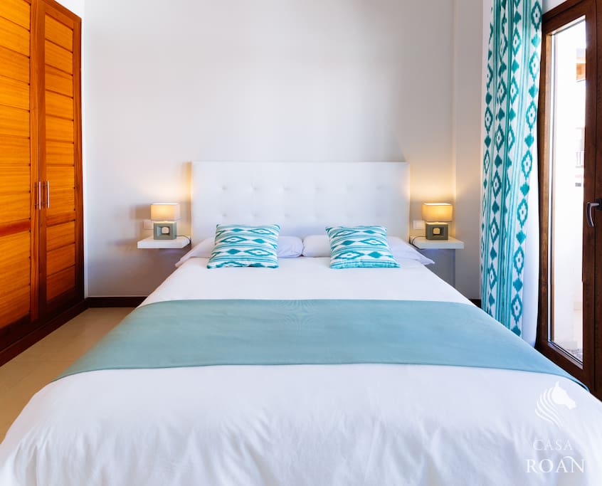 Dormitorio con cama de matrimonio.