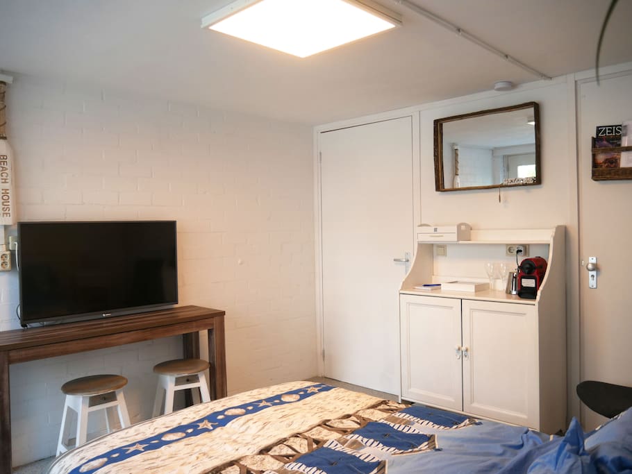 Compact maar van alle gemakken voorzien. Nespresso, waterkoker, koelkastje, combimagnetron en kookplaatje kunnen we ook toevoegen.