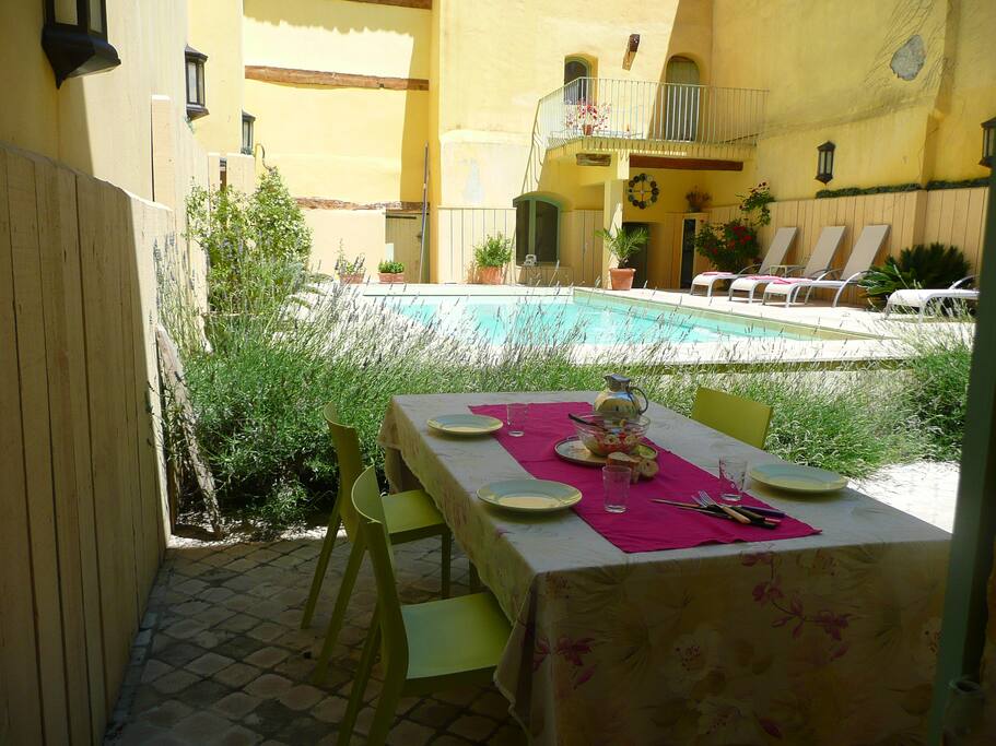 Terrasse basse près de la cuisine, avec une grande table (10 personnes)