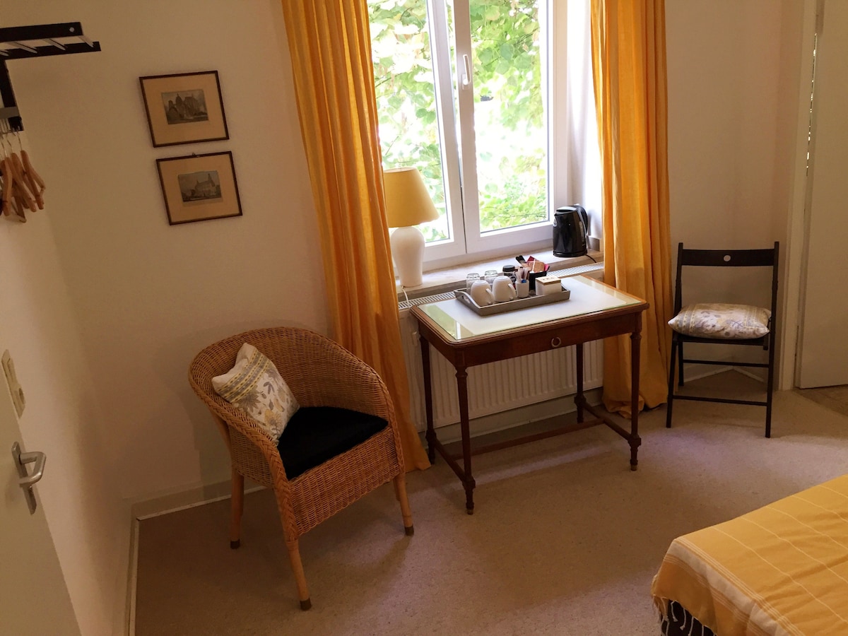 Top Airbnb: Room with charme, private bath & personal entry in Aachen