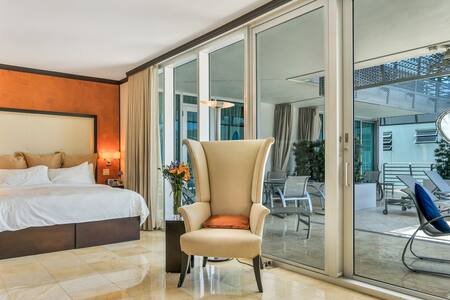 Spectacular Pool-Side Suite. 1 block from Beach!
