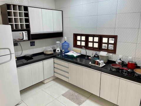 Casa grande 3 bedrooms c/ air cond, garage, center.