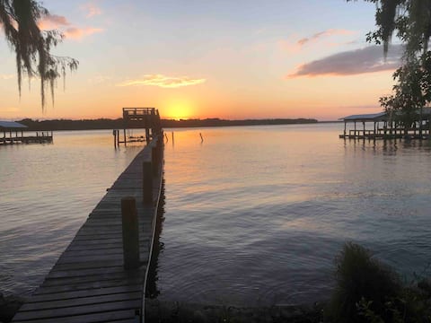 2/2 Lakefront w/large screened porch & dock